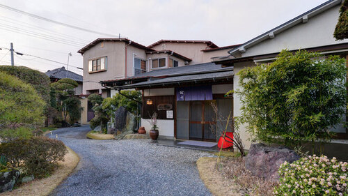 割烹旅館城山(茨城県笠間市笠間14-1)