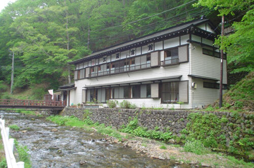 白根温泉加羅倉館(群馬県利根郡片品村大字東小川4653-21)