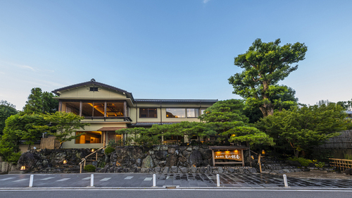 嵐山真向い「嵐山温泉嵐山辨慶」(京都府京都市右京区嵯峨天龍寺芒ノ馬場町34)