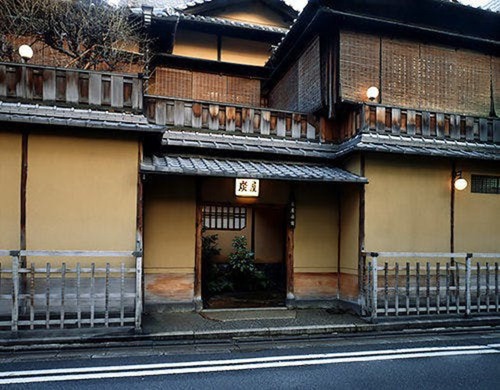 炭屋旅館(京都府京都市中京区麩屋町三条下る白壁町431)