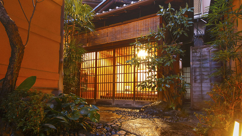 旅館三賀(京都府京都市中京区富小路通三条下る朝倉町526)