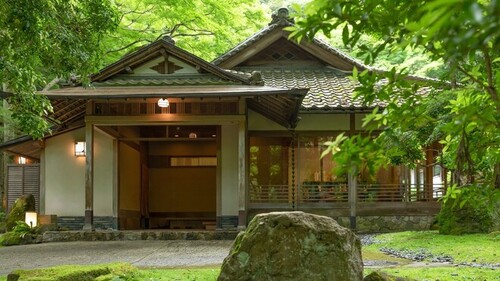 月日亭(奈良県奈良市春日野町158)